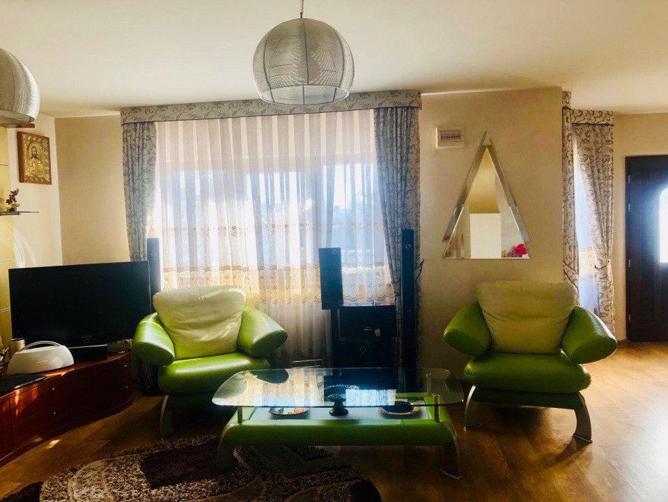 Casă spațioasă de vânzare în Roman cartier Nicolae Bălcescu, 350 mp, teren 12