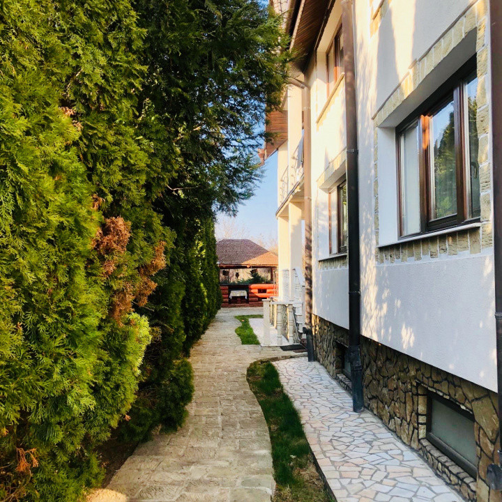 Casă spațioasă de vânzare în Roman cartier Nicolae Bălcescu, 350 mp, teren 12