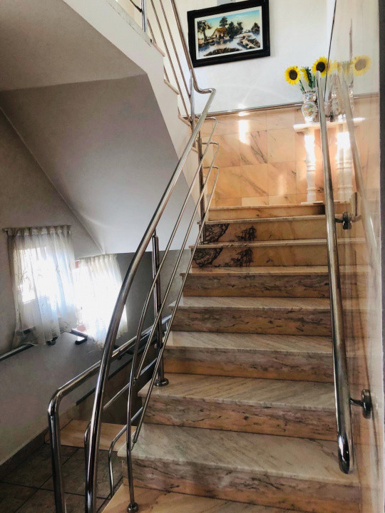 Casă spațioasă de vânzare în Roman cartier Nicolae Bălcescu, 350 mp, teren 12