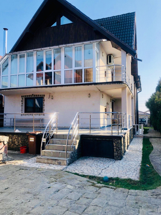 Casă spațioasă de vânzare în Roman cartier Nicolae Bălcescu, 350 mp, teren 12