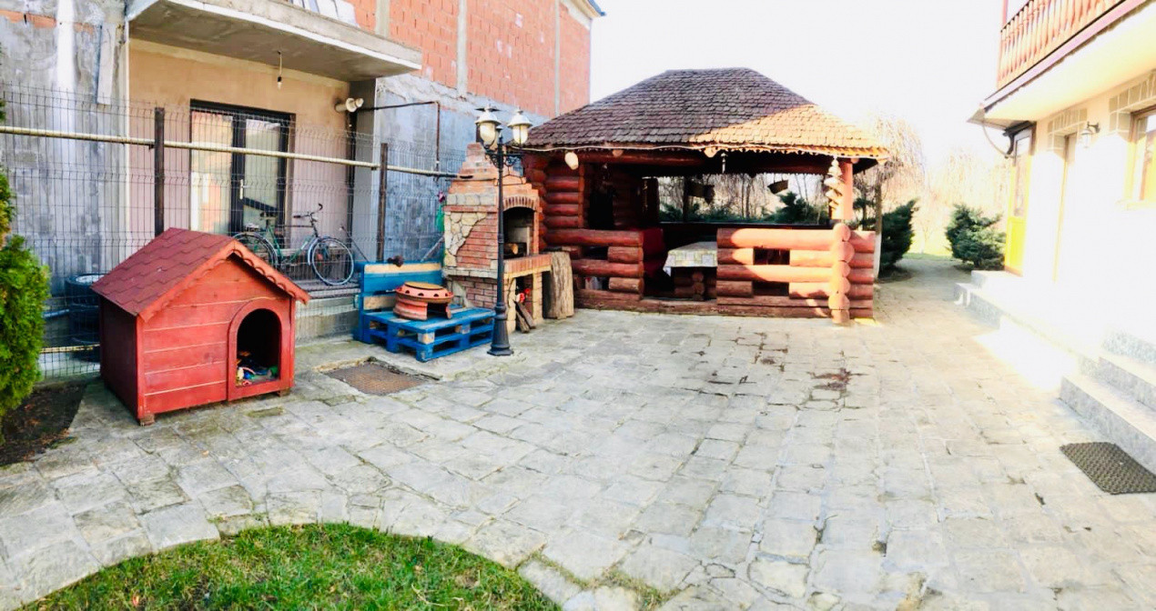 Casă spațioasă de vânzare în Roman cartier Nicolae Bălcescu, 350 mp, teren 12