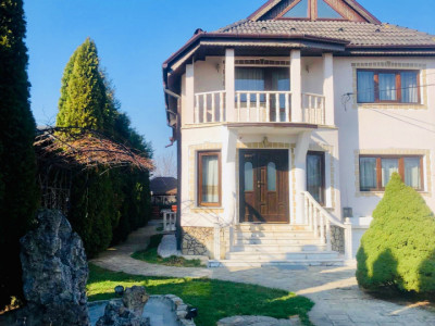 Casă spațioasă de vânzare în Roman cartier Nicolae Bălcescu, 350 mp, teren 12