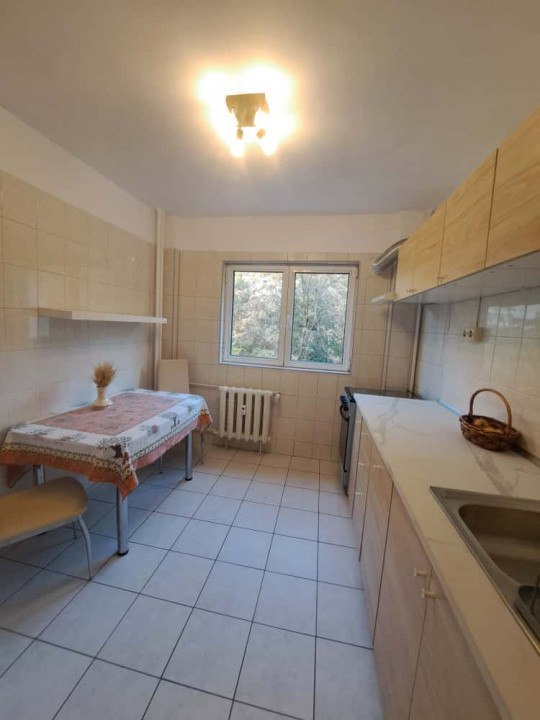 Apartament 2 camere, renovat, liniștit cu vedere in spate. La 2 minute de metrou