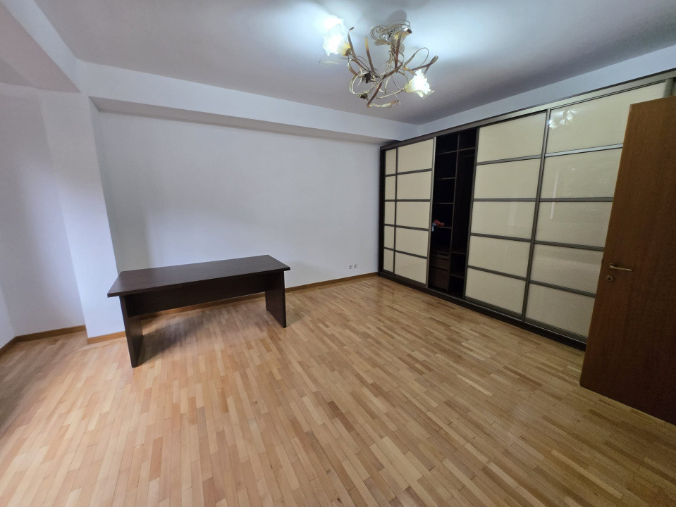 Vilă spațioasă P+1+M cu 6 dormitoare și 4 băi – Pipera- Voluntari,