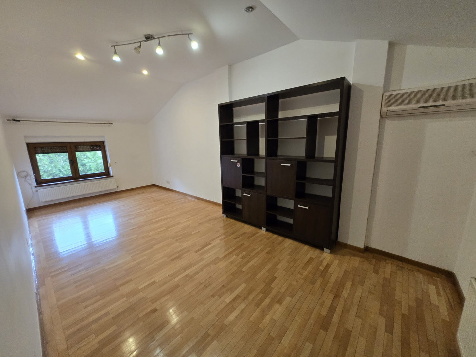 Vilă spațioasă P+1+M cu 6 dormitoare și 4 băi – Pipera- Voluntari,