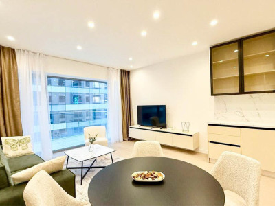 Pipera Courtyard 5' Promenada Spatios Luminos Echipat Full Bl NOU