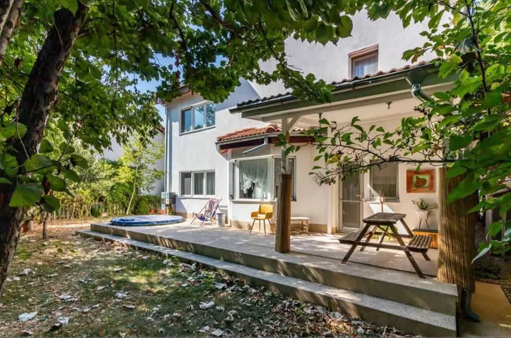 Vila individuala 200 mp, 4 camere, 3 bai, parcare, gradina zona Pipera