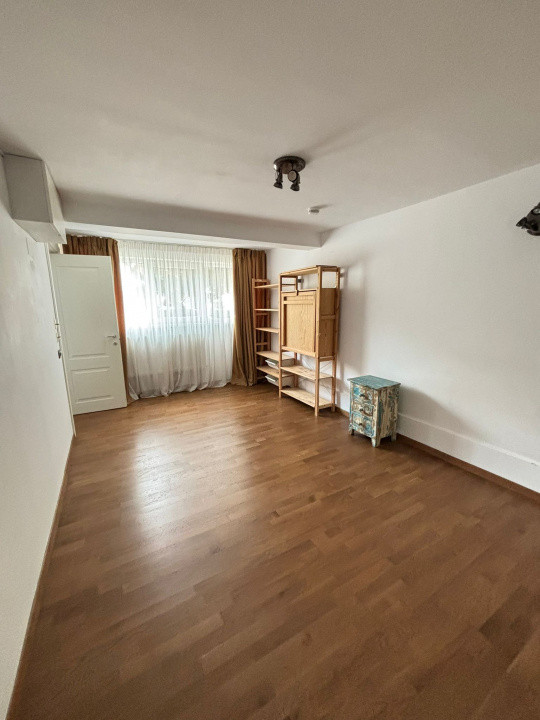 Vila individuala 200 mp, 4 camere, 3 bai, parcare, gradina zona Pipera