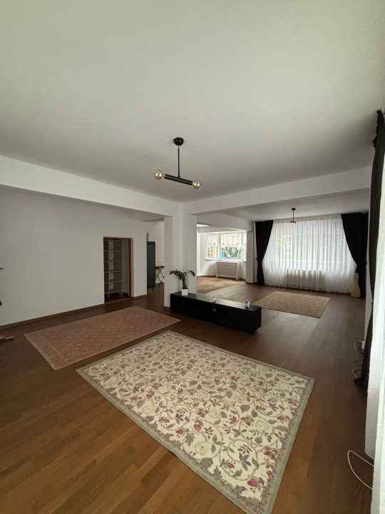 Vila individuala 200 mp, 4 camere, 3 bai, parcare, gradina zona Pipera