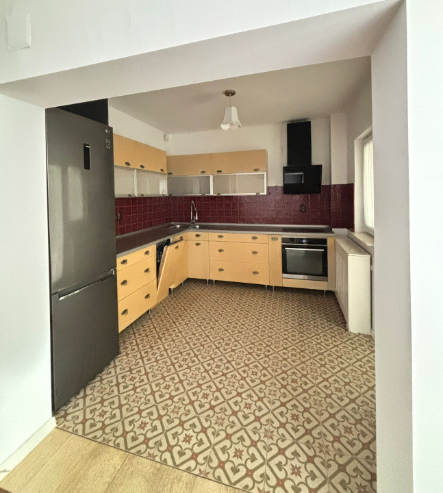 Vila individuala 200 mp, 4 camere, 3 bai, parcare, gradina zona Pipera