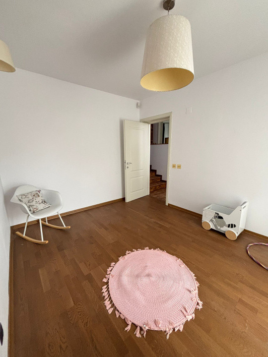 Vila individuala 200 mp, 4 camere, 3 bai, parcare, gradina zona Pipera