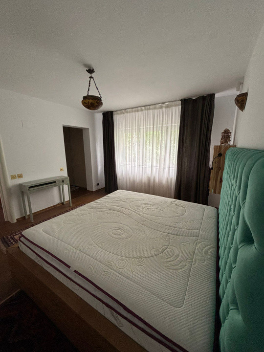 Vila individuala 200 mp, 4 camere, 3 bai, parcare, gradina zona Pipera