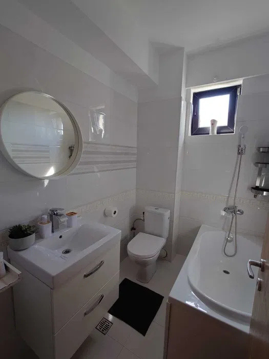 de inchiriat apartament  cu 3 camere  in Damaroaia 