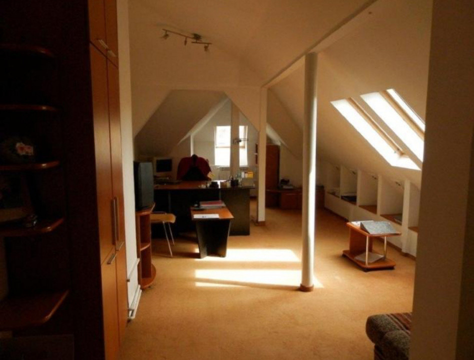 Casa individuala 9 camere, 3 bai, centrala, renovata, investitie, zona Mosilor