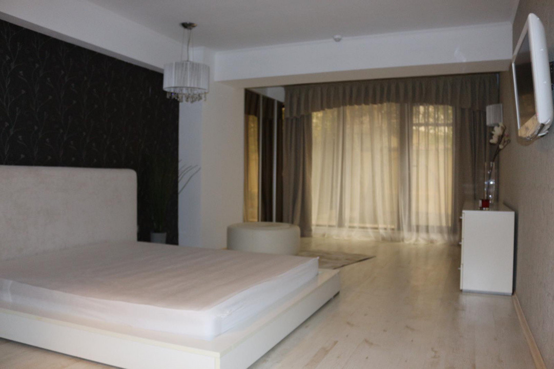 Apartament cu 3 camere în Herăstrău, grădină proprie