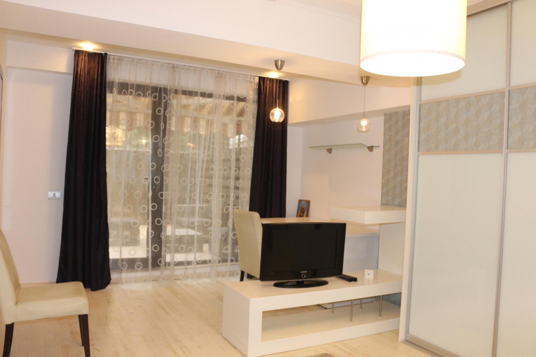 Apartament cu 3 camere în Herăstrău, grădină proprie