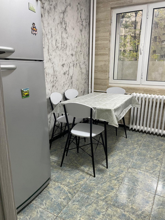 de inchiriat apartament 3 camere zona Arena Nationala