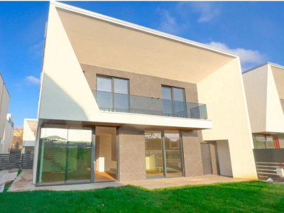 Casă modernă cu 5 camere și piscină pe acoperiș – Serenity Residence Voluntari