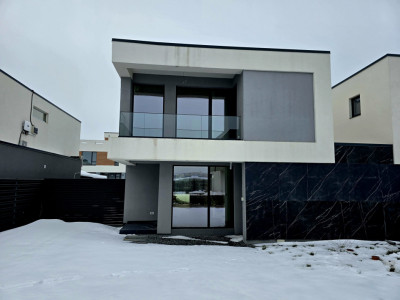 Vila 5 camere Tunari de vanzare