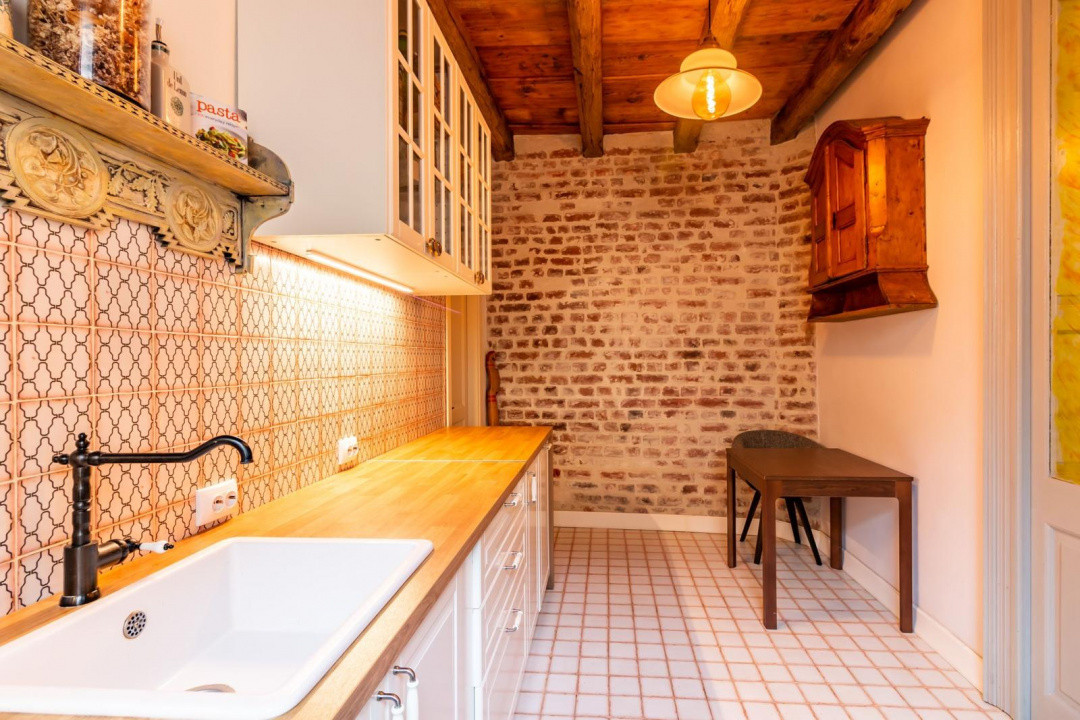 Casa individuala, 215 mp, 5 camere, partial renovat, parcare, zona Armeneasca