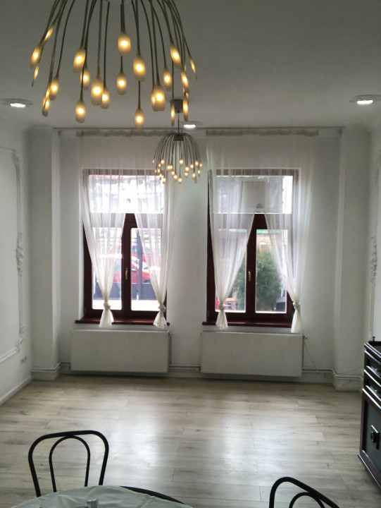 Casa boiereasca individuala 8 camere, 300 mp, curte, parcare, zona Unirii