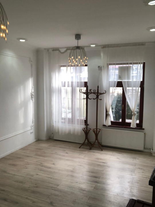 Casa boiereasca individuala 8 camere, 300 mp, curte, parcare, zona Unirii