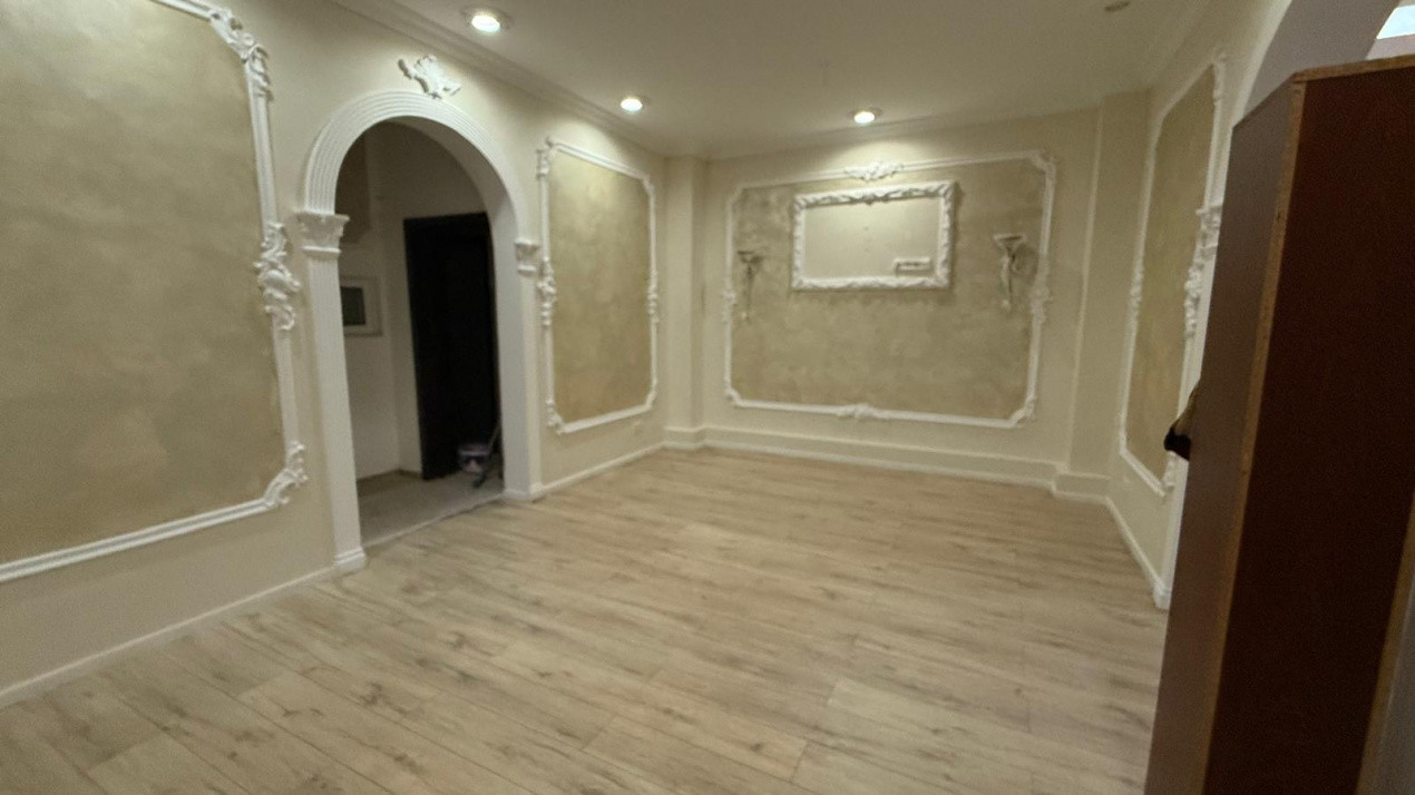 Casa boiereasca individuala 8 camere, 300 mp, curte, parcare, zona Unirii