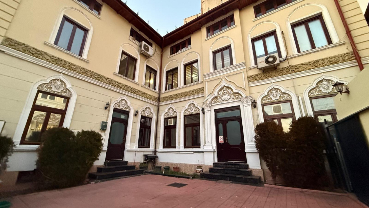 Casa boiereasca individuala 8 camere, 300 mp, curte, parcare, zona Unirii