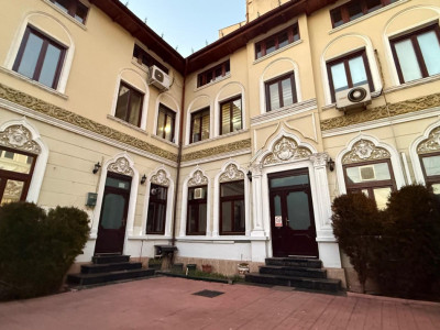 Casa boiereasca individuala 8 camere, 300 mp, curte, parcare, zona Unirii