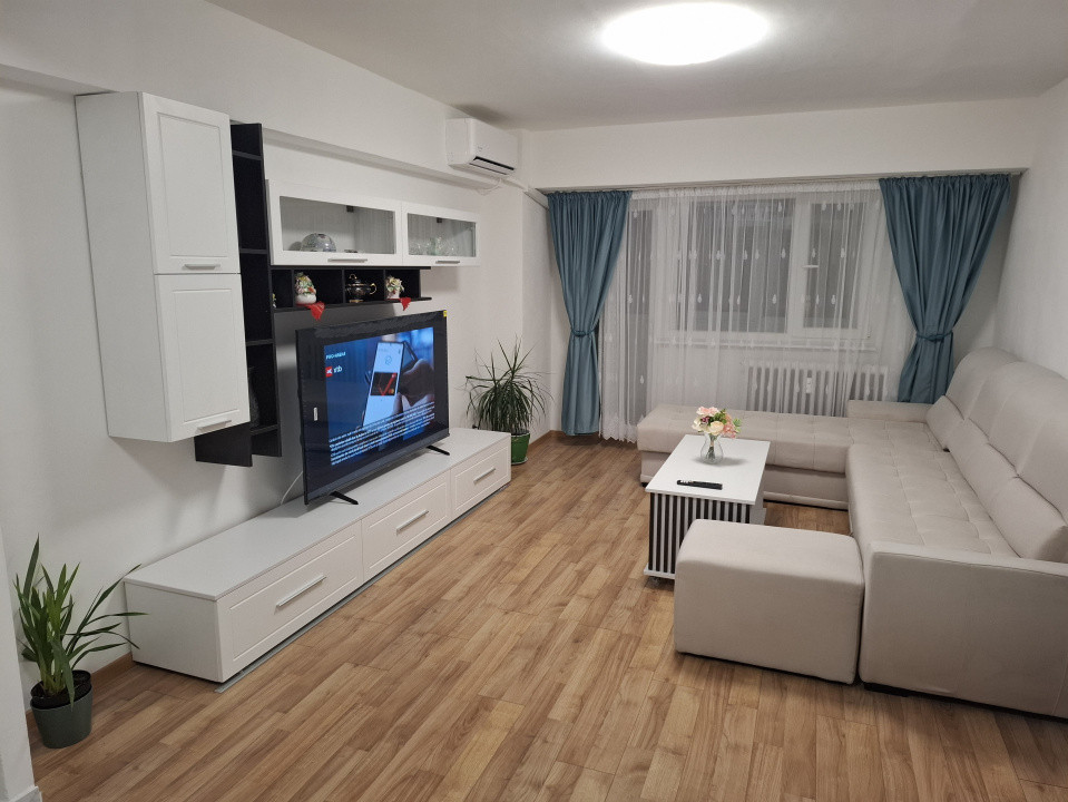 de inchiriat apartament decomandat cu 3 camere  in zona P-ta Victoriei 