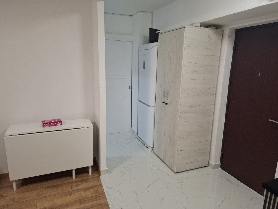 de inchiriat apartament decomandat cu 3 camere  in zona P-ta Victoriei 