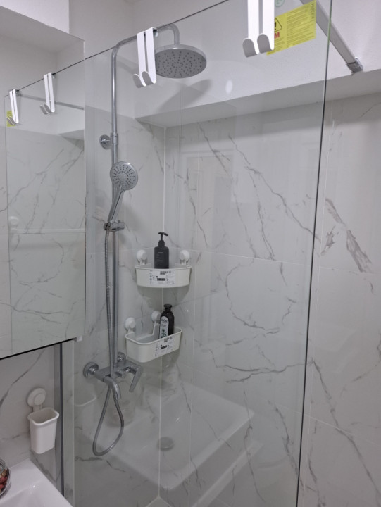 de inchiriat apartament decomandat cu 3 camere  in zona P-ta Victoriei 