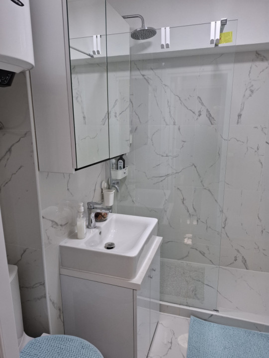 de inchiriat apartament decomandat cu 3 camere  in zona P-ta Victoriei 