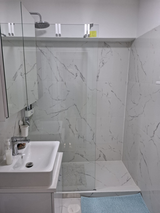 de inchiriat apartament decomandat cu 3 camere  in zona P-ta Victoriei 