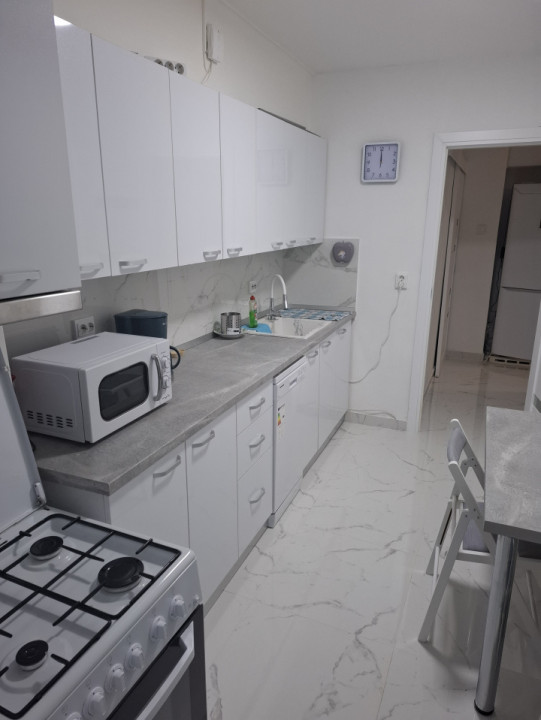 de inchiriat apartament decomandat cu 3 camere  in zona P-ta Victoriei 