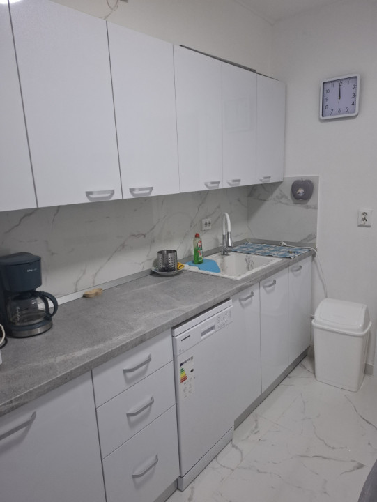 de inchiriat apartament decomandat cu 3 camere  in zona P-ta Victoriei 