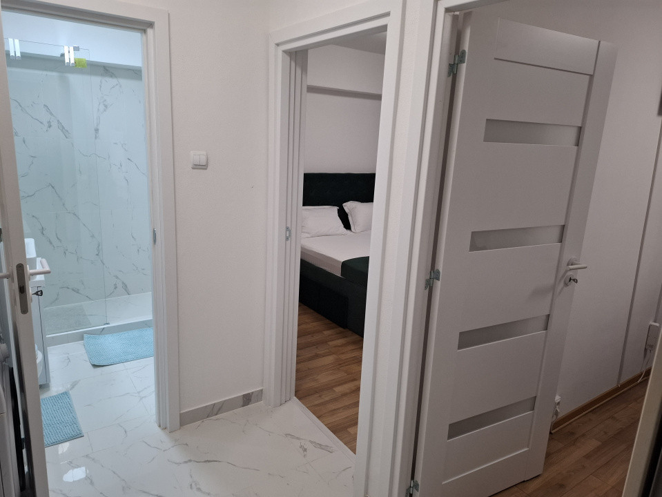 de inchiriat apartament decomandat cu 3 camere  in zona P-ta Victoriei 