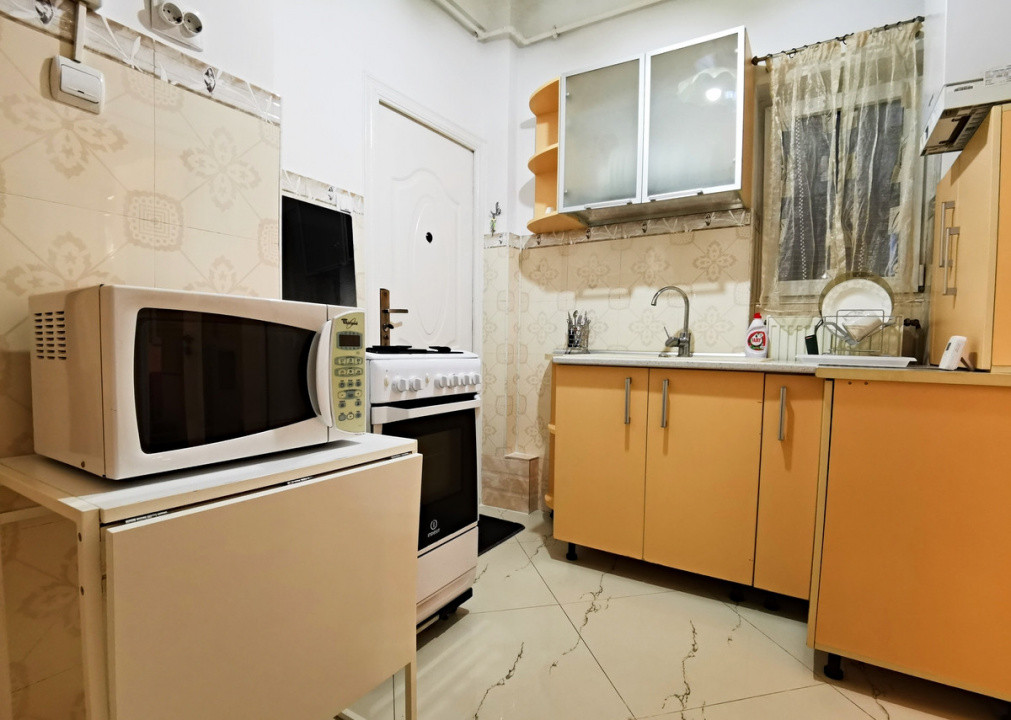 De inchiriat apartament decomandat cu 3 camere  in Dorobanti 