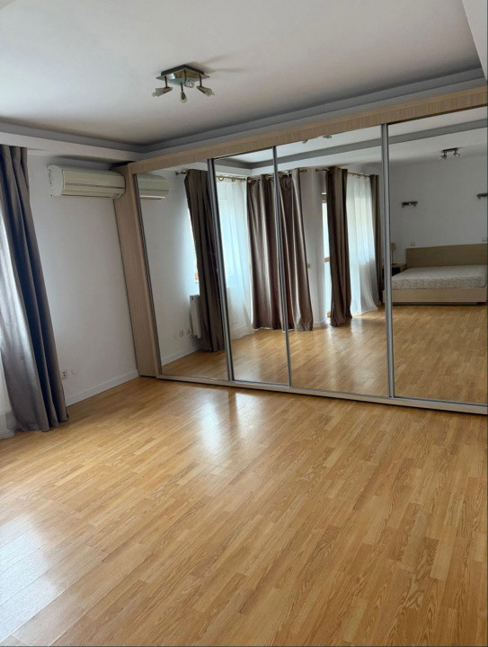 de inchiriat casa / vila  cu 5 camere  pe Bulevardul Expoziției