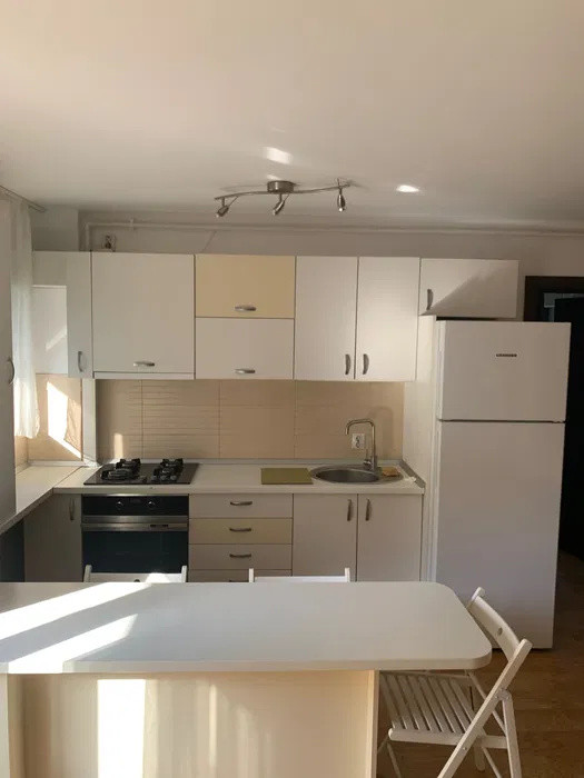 apartament decomandat de inchiriat cu 3 camere  in zona  Mihai Bravu 