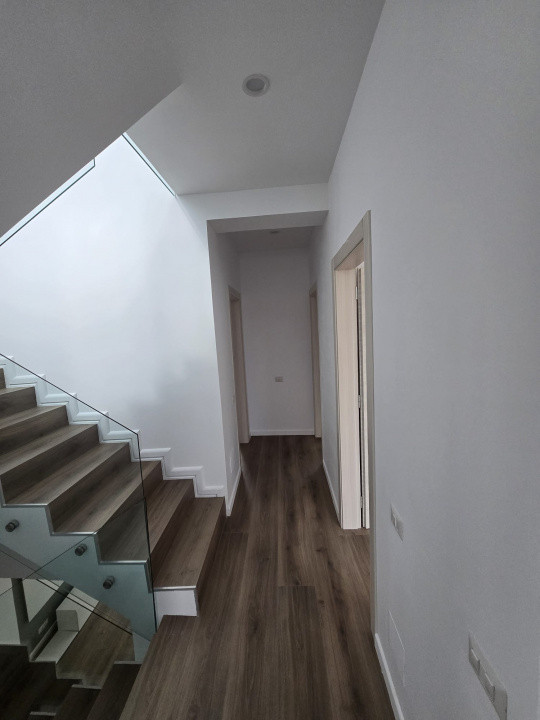 Vila 5 Camere Jolie Ville Pipera, in residence Privat, de vanzare!