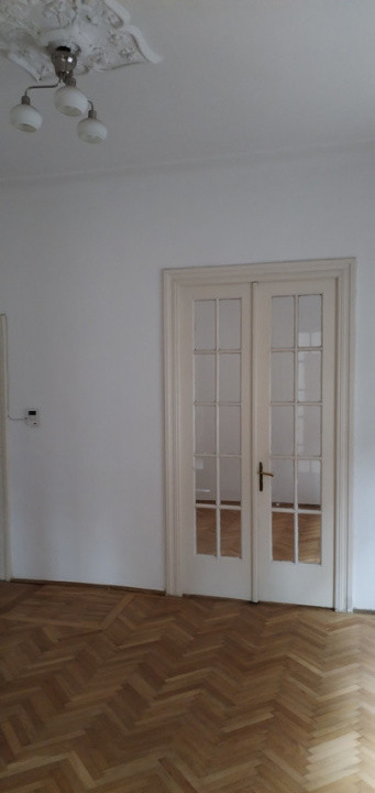 Casa individuala 4 camere, 2 bai, centrala proprie, curte, garaj,zona Floreasca 