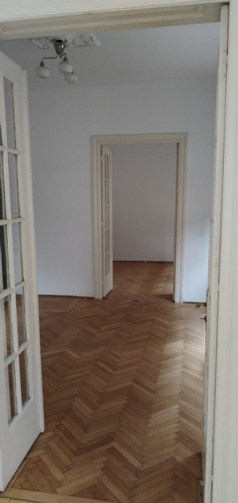 Casa individuala 4 camere, 2 bai, centrala proprie, curte, garaj,zona Floreasca 