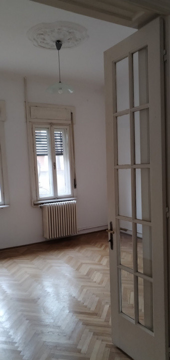 Casa individuala 4 camere, 2 bai, centrala proprie, curte, garaj,zona Floreasca 