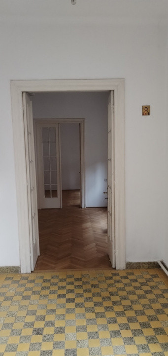 Casa individuala 4 camere, 2 bai, centrala proprie, curte, garaj,zona Floreasca 