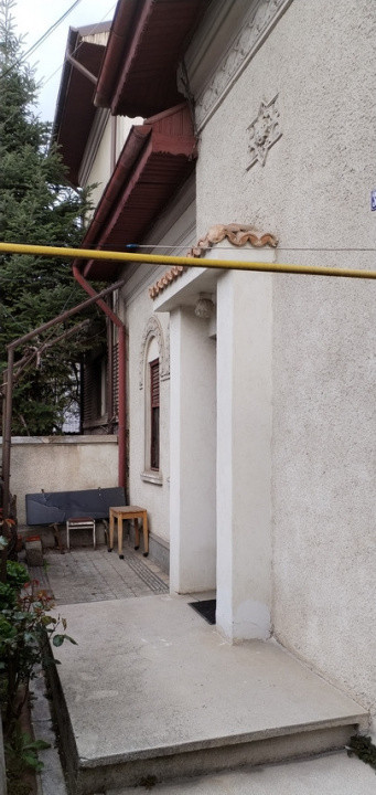 Casa individuala 4 camere, 2 bai, centrala proprie, curte, garaj,zona Floreasca 