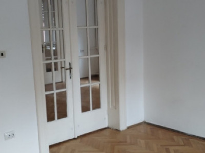 Casa individuala 4 camere, 2 bai, centrala proprie, curte, garaj,zona Floreasca 