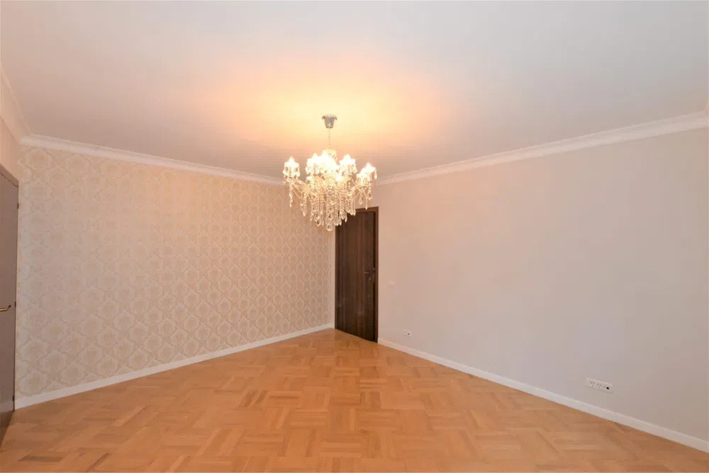 apartament nemobilat de inchiriat in zona Stefan cel mare