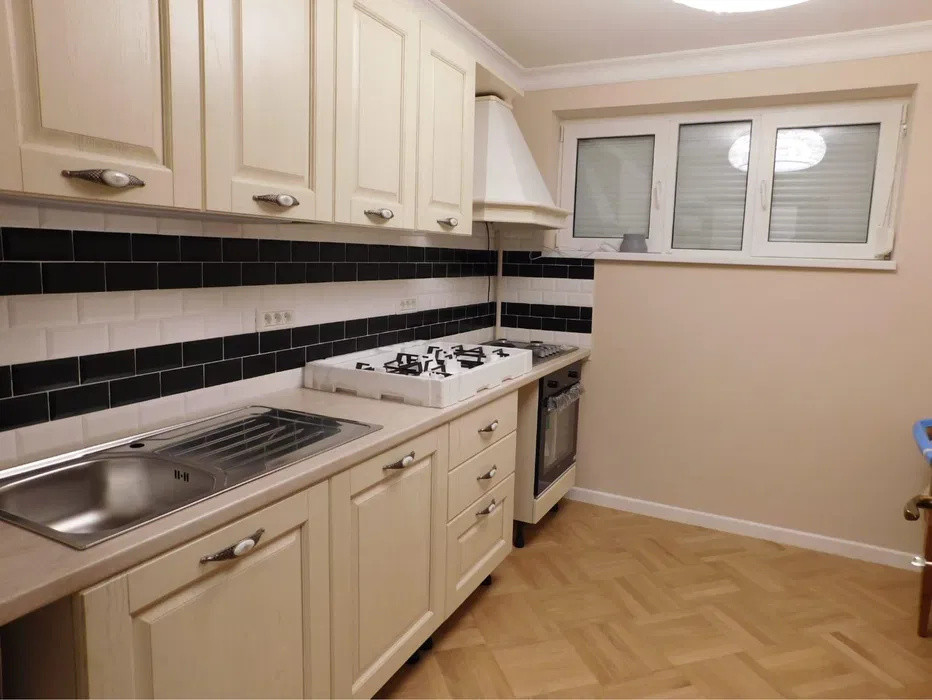 apartament nemobilat de inchiriat in zona Stefan cel mare