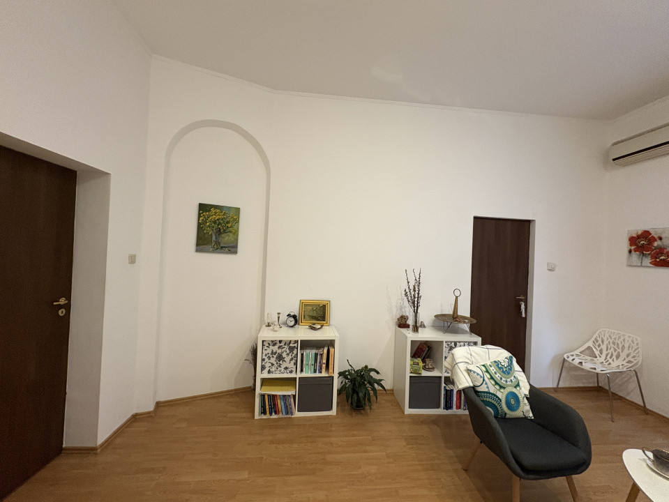 Apartament de vânzare cu 2 camere în zona Dacia 